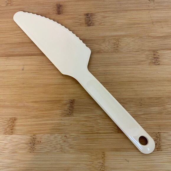 Vintage Tupperware Ivory Plastic Cake Server With Serrated Edge 1819-10 - Picture 2 of 3